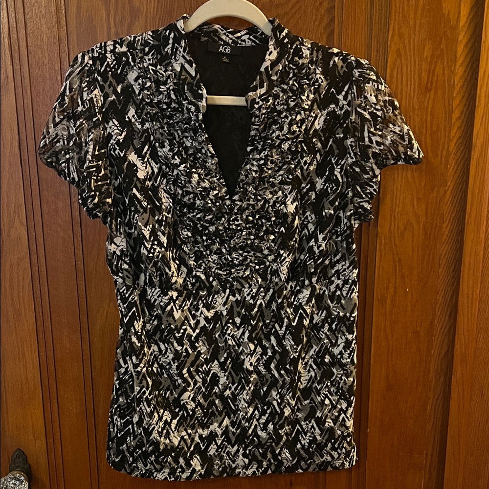 AGB Women's Zigzag Black and White Blouse